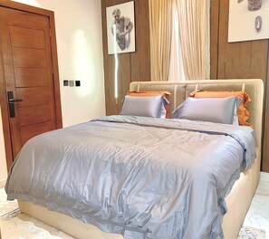 2 bedrooms, iron/ironing board, WiFi