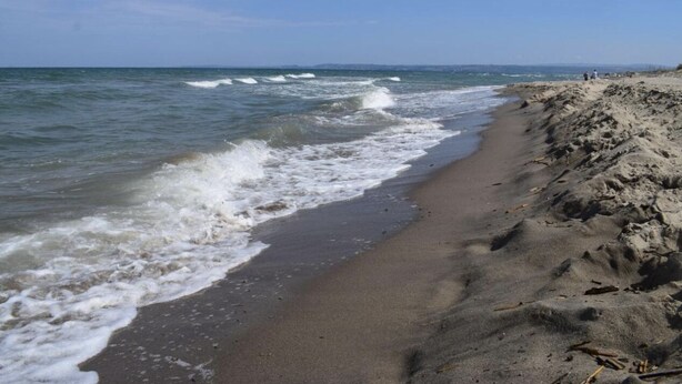 A sandy beach with waves crashing onto the shore and a clear sky. - Stefy Home (Vaccarizzo-delfino)