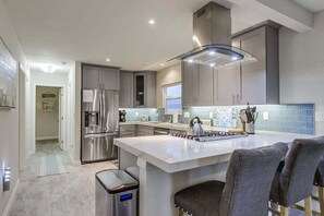 Een koelkast, een microgolfoven, een oven, een kookplaat