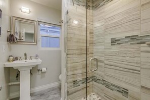 Dusche, Haartrockner, Handtücher
