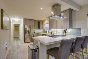 Réfrigérateur, four à micro-ondes, un four, surface de cuisson