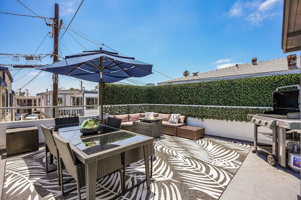 Outdoor dining - Mission Beach Escape | Steps to Ocean & Bay | Private Balcony, BBQ & Garage Parking (San Diego)