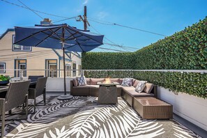 Outdoor dining - Mission Beach Escape | Steps to Ocean & Bay | Private Balcony, BBQ & Garage Parking (San Diego)
