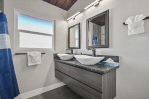 Hair dryer, towels - Mission Beach Escape | Steps to Ocean & Bay | Private Balcony, BBQ & Garage Parking (San Diego)