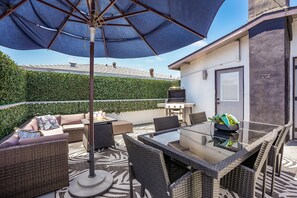 Outdoor dining - Mission Beach Escape | Steps to Ocean & Bay | Private Balcony, BBQ & Garage Parking (San Diego)