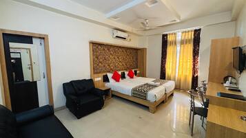 Standaard kamer, 1 twee- of 2 eenpersoonsbedden | Een bureau, gratis wifi