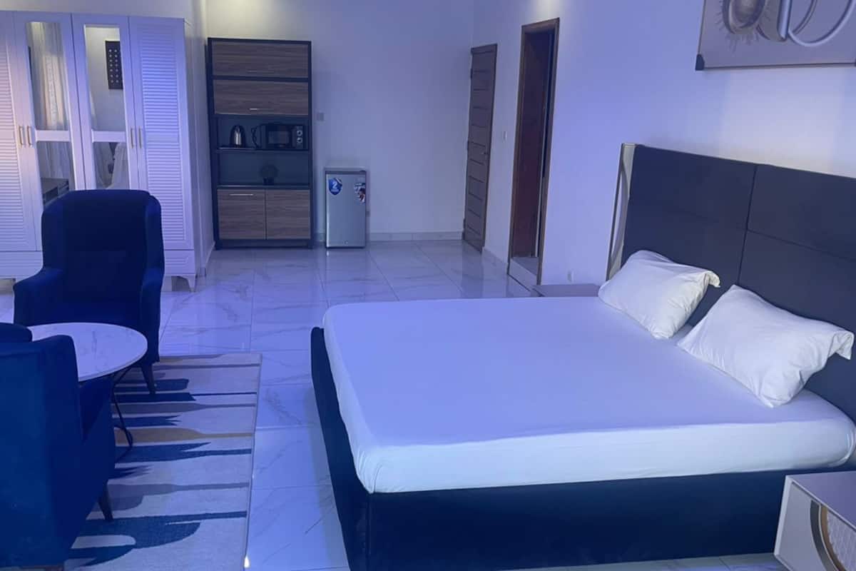 Suite, dormitorio misto, balcone, vista città | Wi-Fi gratuito