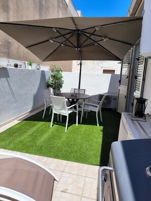 Outdoor dining - BLUE SEA..... YOUR DREAM VACATION! (Avola)