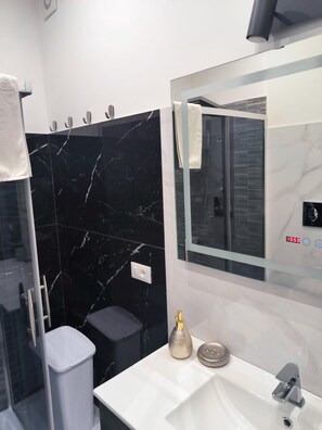 Shower, hair dryer, bidet, towels