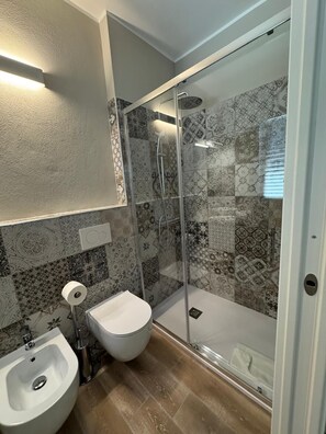 Appartement, coin cuisine | Salle de bain