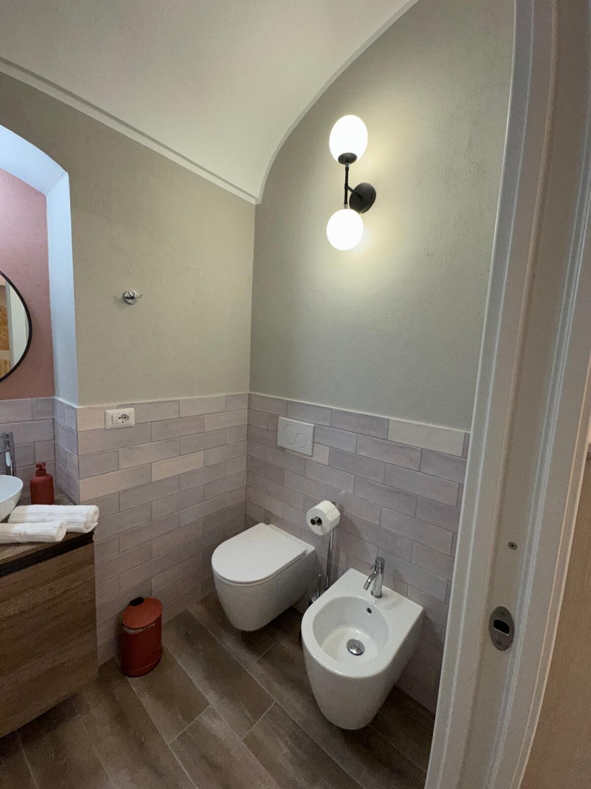 Un baño con inodoro, bidé y lavamanos.