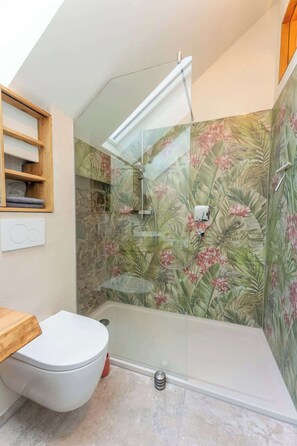 Dusche, Haartrockner, Seife, Toilettenpapier
