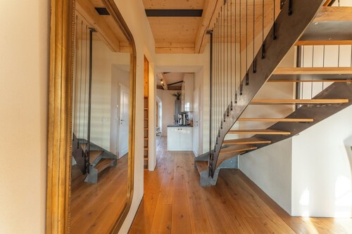 Sehr edle Architektengaleriewohnung mit Kaminofen, Whirlpool, Massagesessel, Balkon und mehr