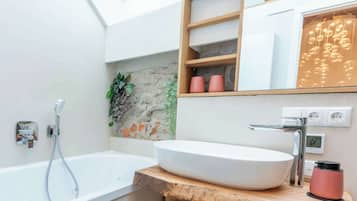 Dusche, Haartrockner, Seife, Toilettenpapier