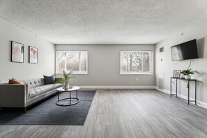 Smart TV, books, offices - Legacy at Imperial Village 317 I 2 Bed 2 Bath (Ric hmond)