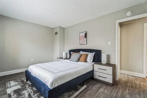 2 habitaciones, escritorio y tabla de planchar con plancha 