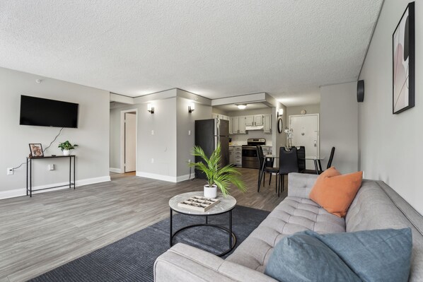 Smart TV, books, offices - Legacy at Imperial Village 317 I 2 Bed 2 Bath (Ric hmond)