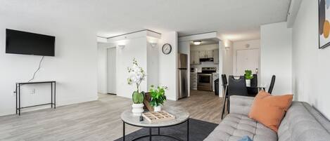 スマートテレビ、書庫、書斎 / ワークスペース