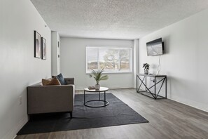 Een smart-tv, boeken en een kantoor