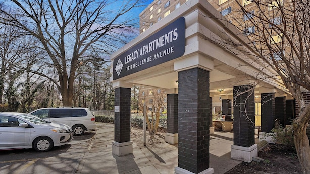 Een gevel met een bord waarop staat: Legacy Apartments 1711 Bellevue Avenue.