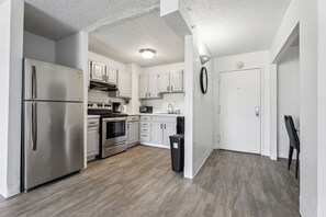 Frigorífico, microondas, horno y placa de cocina