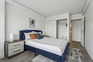 2 habitaciones, escritorio y tabla de planchar con plancha 