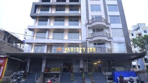 Un immeuble à plusieurs étages, avec une enseigne indiquant « Variety Inn » et « Variety Restaurant » au niveau du rez-de-chaussée.