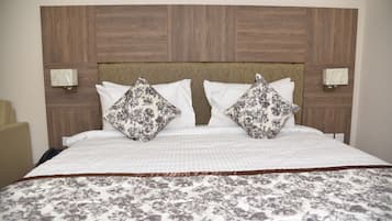 Habitación Deluxe doble, no fumadores, vistas a la ciudad | Sistema de insonorización, tabla de planchar con plancha, wifi gratis