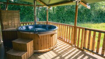 Outdoor spa tub