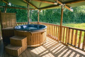 Outdoor spa tub