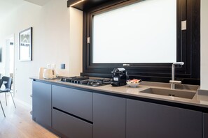 Departamento exclusivo | Cocina privada | Refrigerador con congelador, microondas, horno y parrilla de estufa 