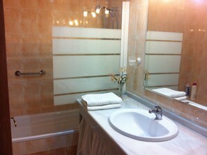 Haartrockner, Bidet, Handtücher, Seife