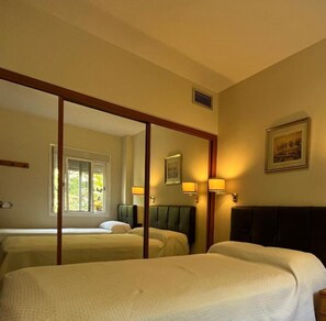 1 bedroom, iron/ironing board, WiFi, bed sheets - Milenium Palace- garage included- Swimming pool- FIBES (Sevilla)