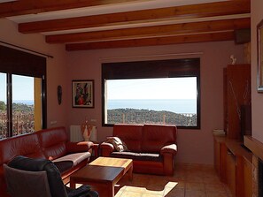 Een televisie en een open haard