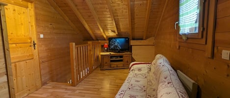 Een televisie en een open haard
