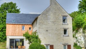 A two-story house with a wooden facade and a stone exterior. - Charming Touraine cottage with spa and private garden (Saint-Germain-sur-Vienne)