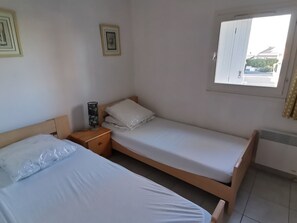 2 bedrooms - Cottage 6 People with Pool and Parking, Near Beach (Valras-Plage)