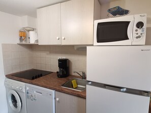 Kjøleskap, mikrobølgeovn, kokeplater og oppvaskmaskin