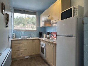 Mikrobølgeovn, ovn, kokeplater og kaffetrakter/tekoker