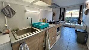 Fridge, microwave - Comfy studio 4 pers steps from port with terrace (Saint-Cyprien)