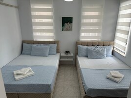 Espacio para trabajar con laptop, wifi gratis y ropa de cama 