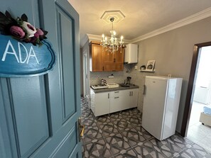 Appartamento familiare, balcone, vista mare | Cucina privata | Frigorifero, piano cottura, pentole/stoviglie/utensili