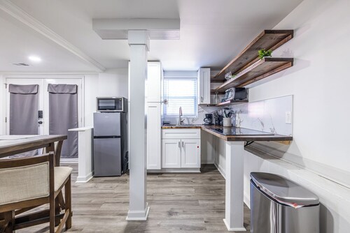 The Elaine Suite is a stylish 2BR/1BA private basement apartment with full kitchen, workspace, and smart TV. Minutes from the airport, shops, and parks—perfect for families, business travelers, or extended stays.