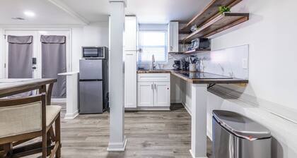 The Elaine Suite is a stylish 2BR/1BA private basement apartment with full kitchen, workspace, and smart TV. Minutes from the airport, shops, and parks—perfect for families, business travelers, or extended stays.