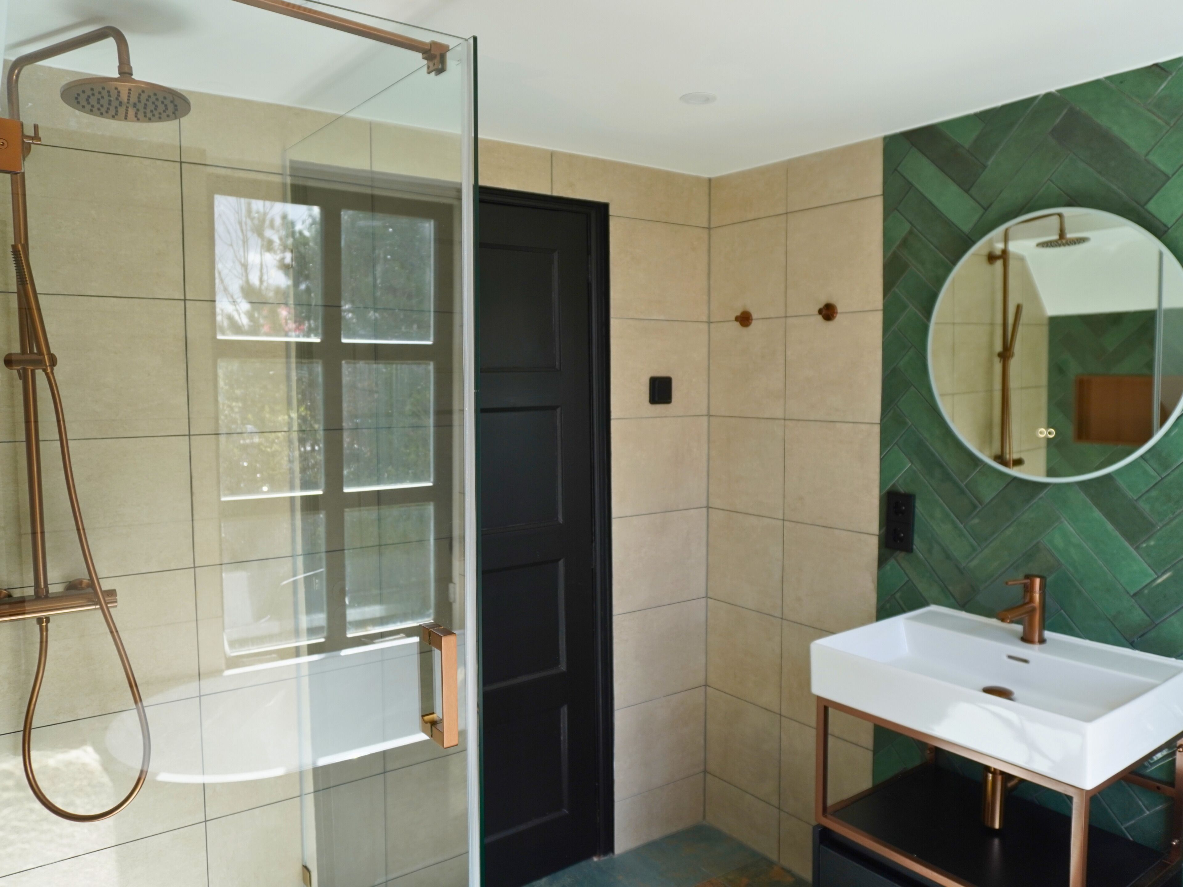 Comfort driepersoonskamer, uitzicht op tuin | Badkamer | Een haardroger, badjassen, pantoffels, handdoeken