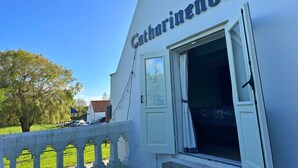 A building with a sign reading 'Catharinenburg' and an open door. - B&B Catharinenburg (Melissant)