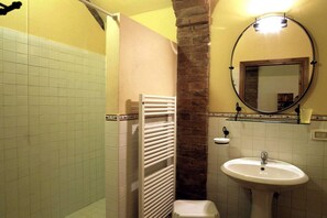 Shower, bidet - Cosy apartment in villa for 2 people with WIFI, pool and TV, close to San Gimignano (Gavignano)