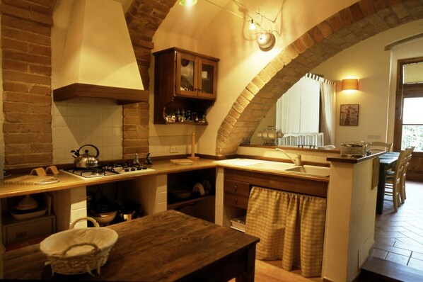 Kühlschrank, Mikrowelle, Herdplatte, Toaster