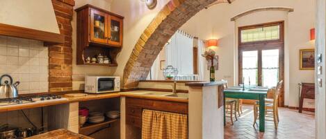 Réfrigérateur, micro-ondes, plaque de cuisson, grille-pain