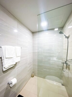 Haartrockner, Handtücher, Seife, Toilettenpapier